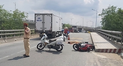 Xe đầu kéo va chạm xe máy tại dốc cầu Kinh Xáng, một người tử vong