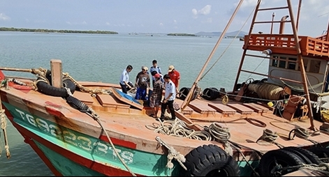Phát hiện 2 tàu đánh cá chở đầy dầu DO nghi nhập lậu