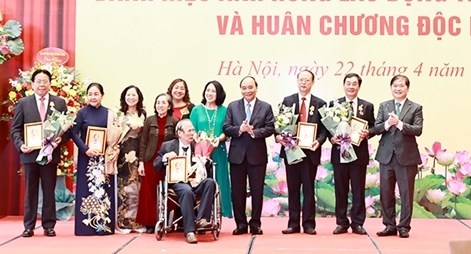 Chủ tịch nước Nguyễn Xuân Phúc trao tặng danh hiệu cao quý cho các nhà khoa học xuất sắc