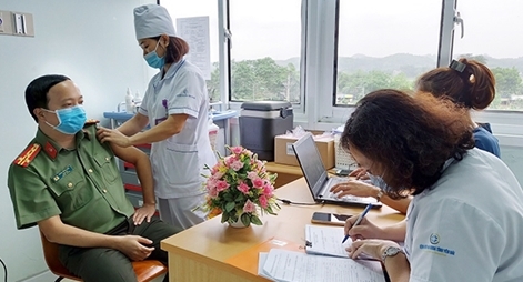 100 CBCS trại giam Hồng Ca được tiêm vaccine COVID –19