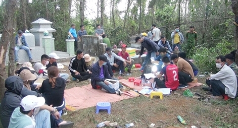 Triệt phá ổ bạc trong nghĩa địa