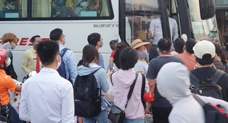 Dịch diễn biến phức tạp, người dân vẫn ùn ùn rời Thủ đô