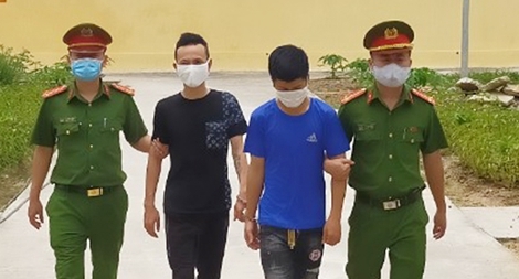 Bắt nhóm nam nữ “bay lắc” trong quán karaoke 