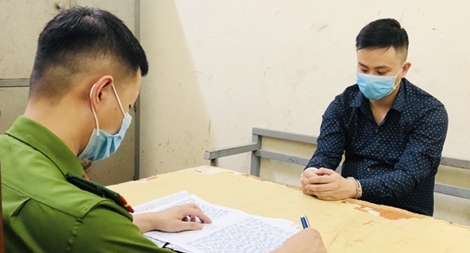 Đặt mua điện thoại qua mạng rồi cướp giật khi nhận hàng