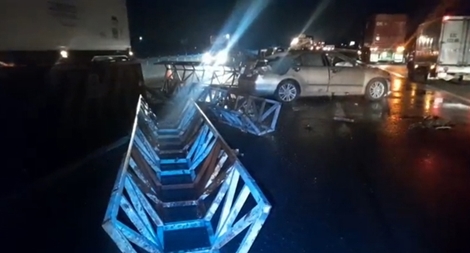 Xe ô tô con lao vào dải phân cách cao tốc TP HCM Trung Lương