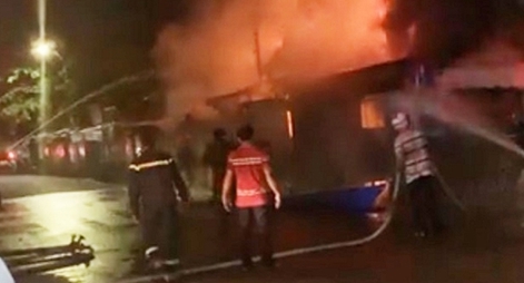 Cháy 9 ki-ốt ở chợ Vĩnh Long