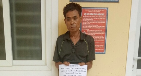 Cha bị bắt vì mua bán trái phép ma túy, 2 con trai dùng dây điện và dao để “giải cứu”