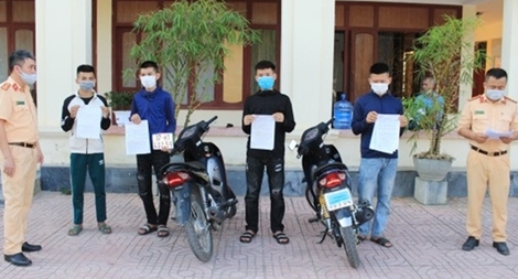 Dùng khẩu trang bịt biển số tụ tập đua xe