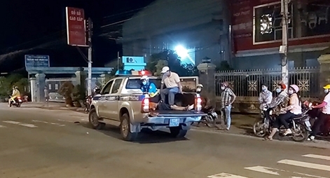 CSGT dùng xe đặc chủng đưa nạn nhân đi cấp cứu