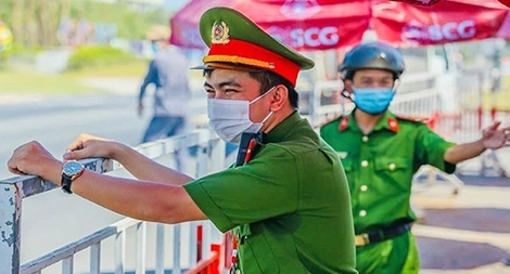 Đội nắng lửa bám chốt kiểm dịch