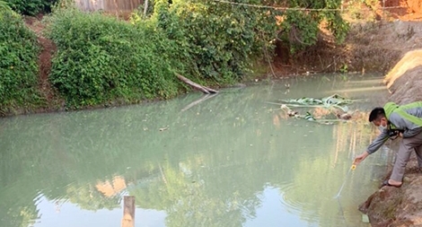 Tắm hồ gần nhà, 1 cháu bé đuối nước tử vong