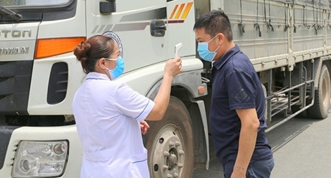 Tạo điều kiện thuận lợi cho xe vận chuyển hàng hóa qua vùng dịch