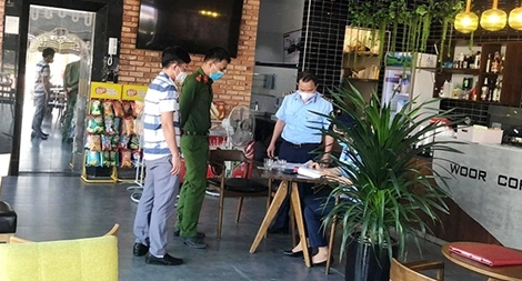 Xử phạt 15 triệu đồng chủ quán bán cafe để khách uống tại chỗ