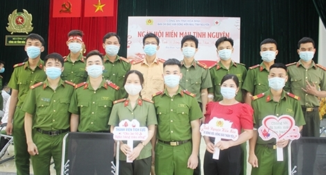 Công an tỉnh Hòa Bình hiến máu tình nguyện