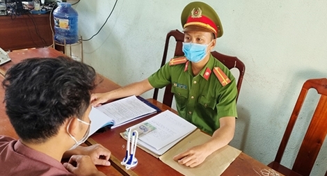 Bơi qua suối để né chốt phòng, chống dịch đi bán rẫy