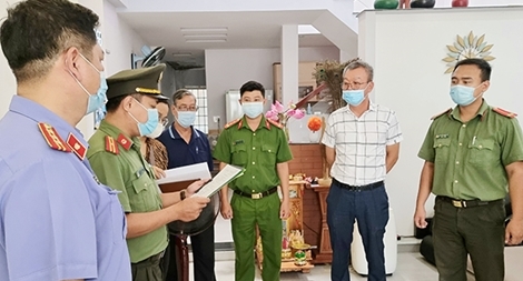 Đường dây phù phép người nước ngoài thành... chuyên gia