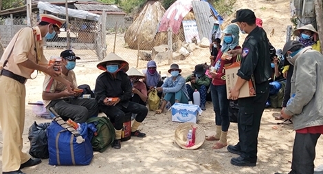 Hơn 50 người dân đi bộ về quê tránh dịch được Công an hỗ trợ xe