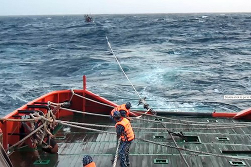 Cảnh sát biển Vùng 3 cứu nạn tàu cá cùng 9 ngư dân