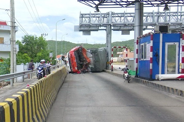 Xe tải nổ lốp, lật nghiêng chắn ngang Trạm thu phí An Dân