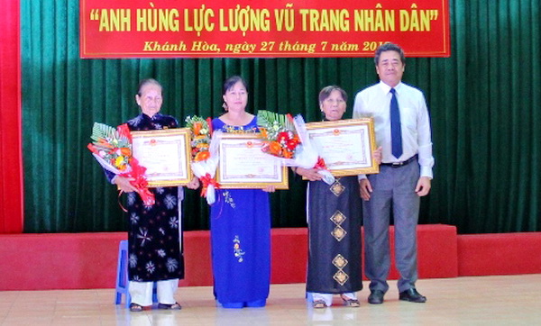 Phong tặng, truy tặng 35 danh hiệu Bà mẹ VNAH và 4 Anh hùng LLVT ở Khánh Hòa