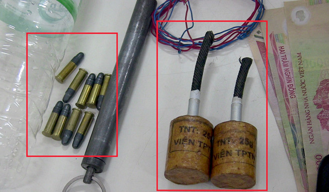 Bắt ổ sử dụng ma túy đá trong phòng trò, "khui" nhiều vật liệu nổ