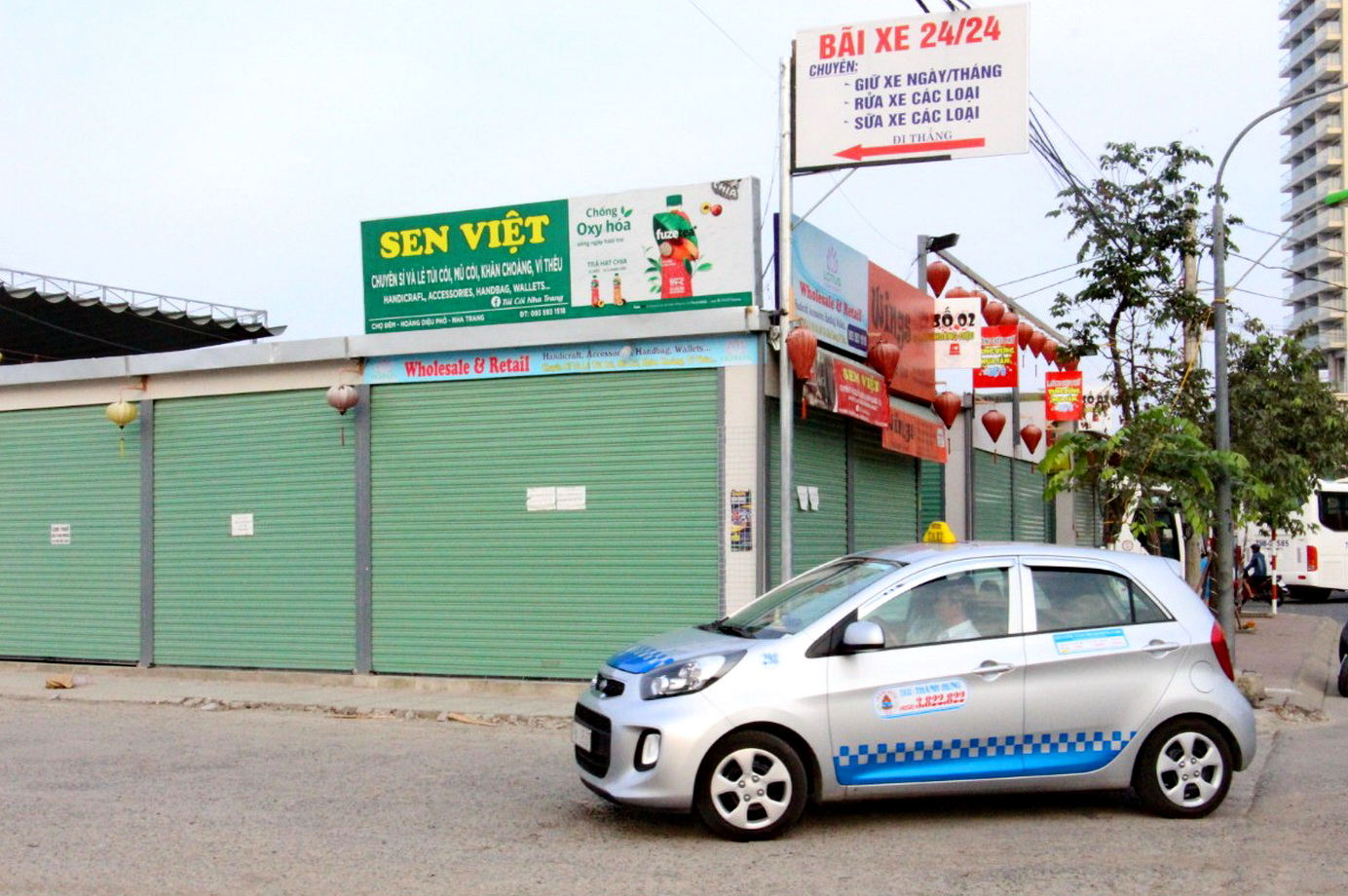 Tháo dỡ toàn bộ ki-ốt doanh nghiệp lắp đặt trên đất quốc phòng ở Nha Trang