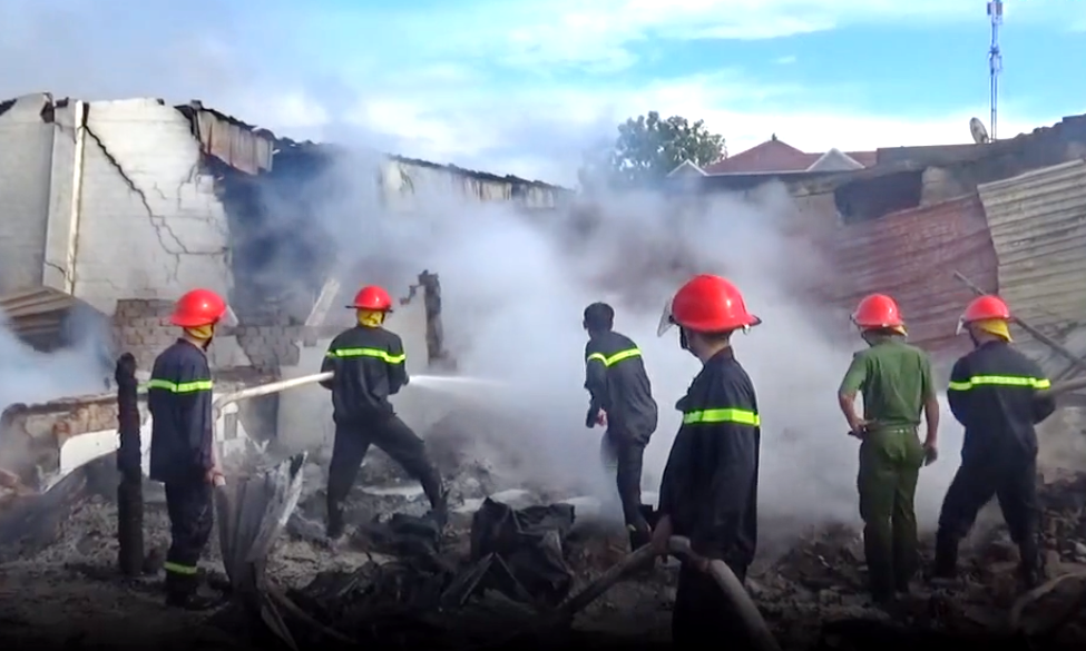 Hỏa hoạn thiêu rụi kho nệm mút cùng 2 xe ô tô và 4 xe máy