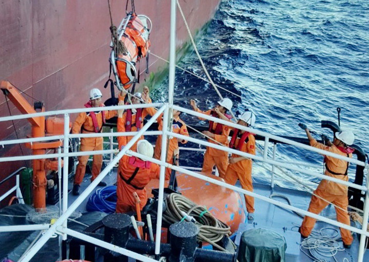 Vượt sóng gió trong đêm để cứu nạn một thủy thủ người Trung Quốc