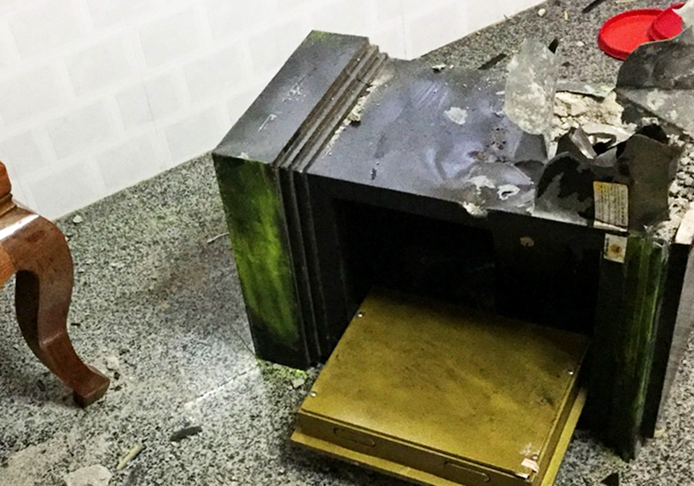 Két sắt nhà nữ giám đốc bị trộm đập phá lấy 9 lạng vàng