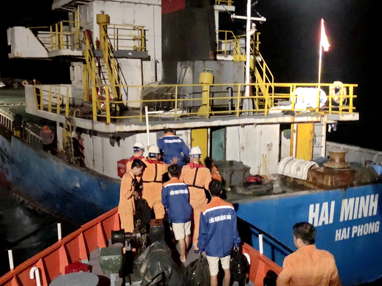 Cứu nạn 3 thủy thủ tàu vận tải biển Hải Minh 36 rơi xuống vịnh Vân Phong