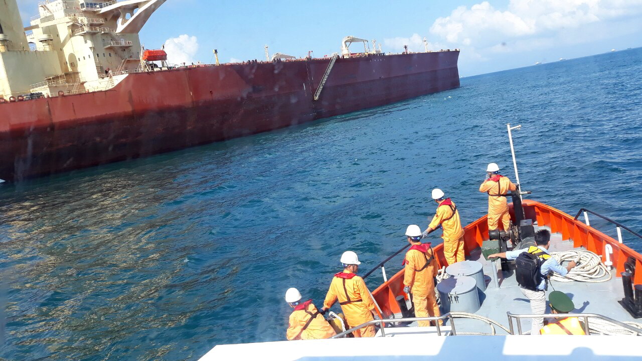 Cứu nạn một thủy thủ người Philippines từ ngoài khơi đưa vào bờ