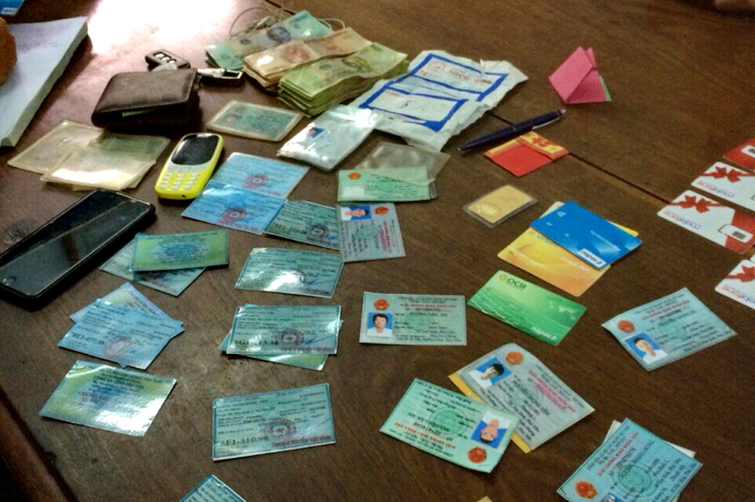 Giả mạo 11 hồ sơ để vay tiền  tiêu dùng từ ngân hàng