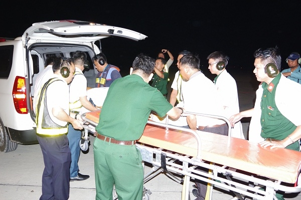 Điều trực thăng bay ra Trường Sa cứu nạn một công nhân