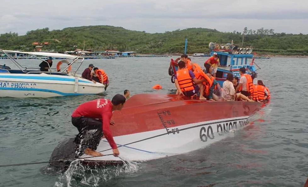 Giây phút cứu nạn du khách bị lật tàu cao tốc ở vịnh biển Nha Trang