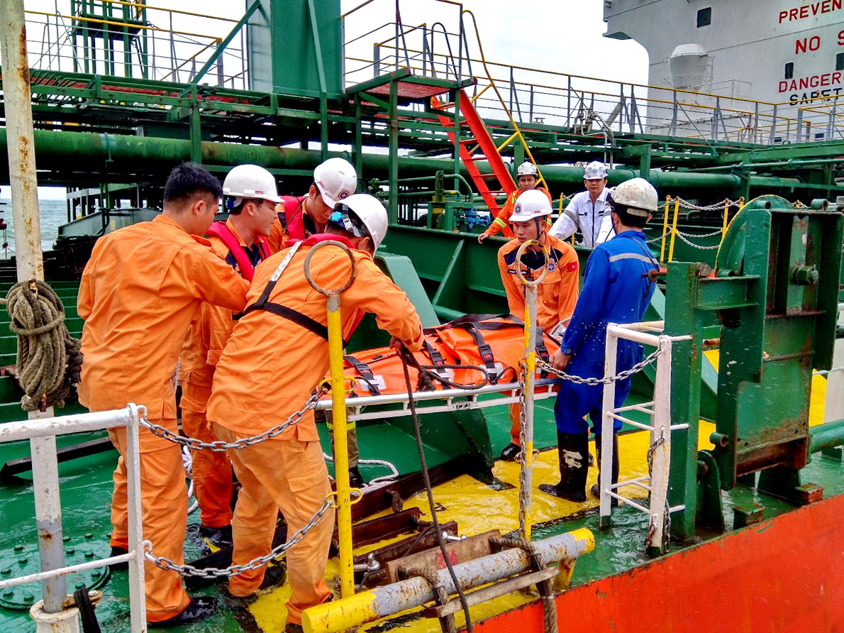 Vượt sóng gió xuyên đêm cứu nạn 4 người Philippines