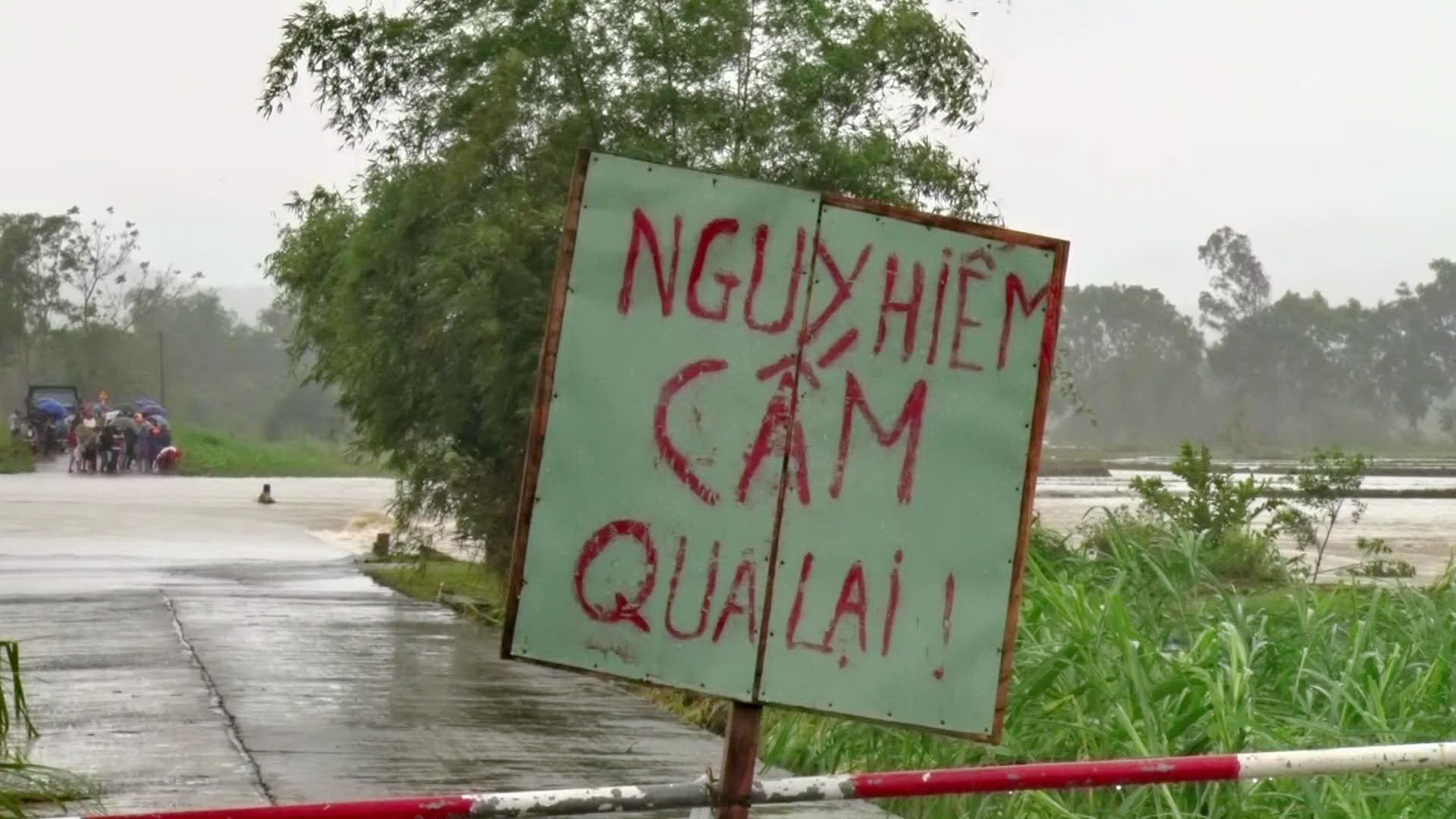  Vượt qua bờ tràn khi lũ dâng cao, một người tử nạn