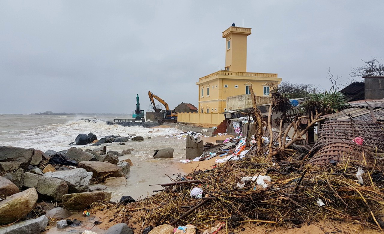 Triều cường uy hiếp hàng chục căn nhà ven biển ở Phú Yên
