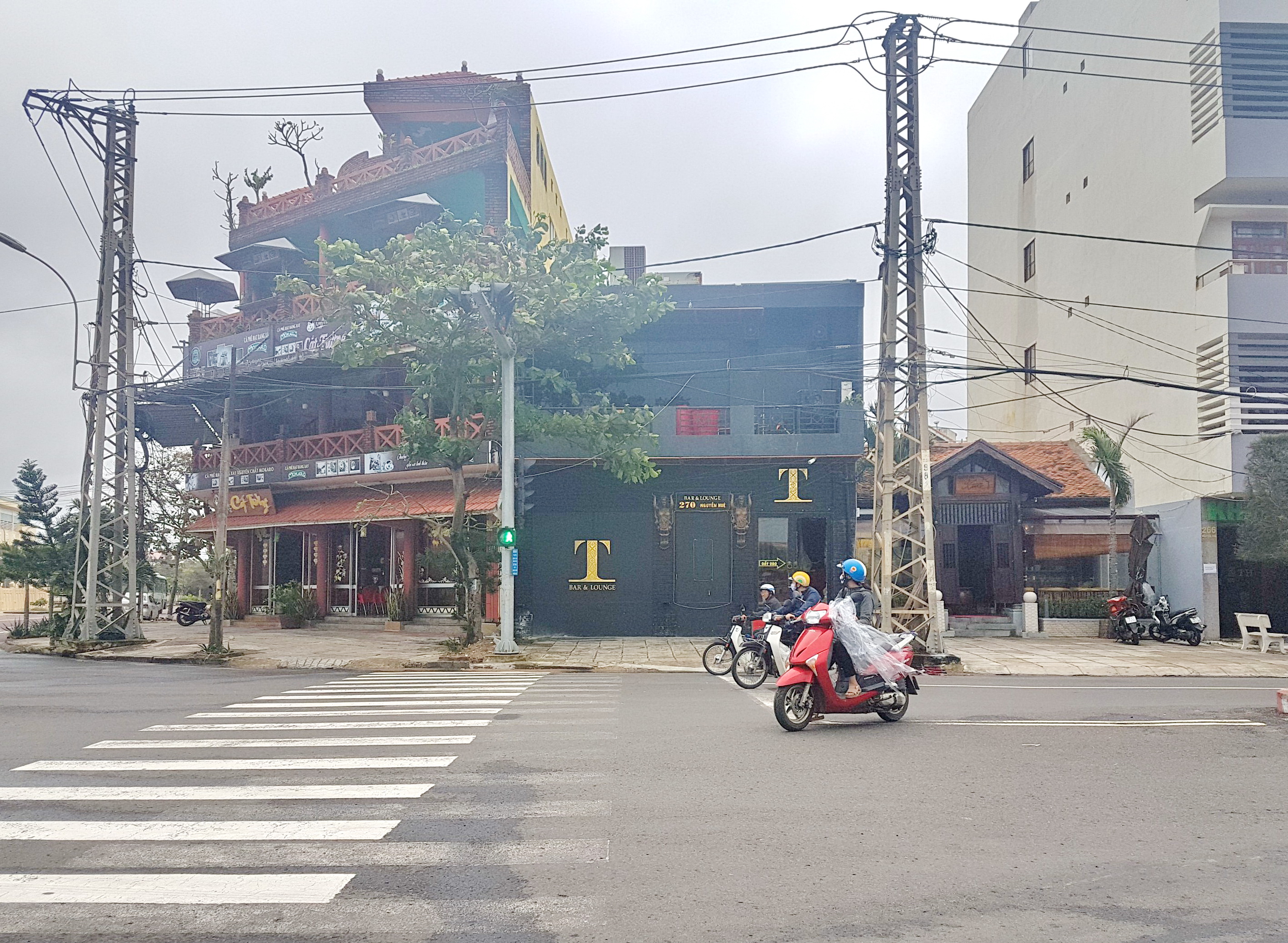 Nổ súng tự chế tại quán Bar & Lounge