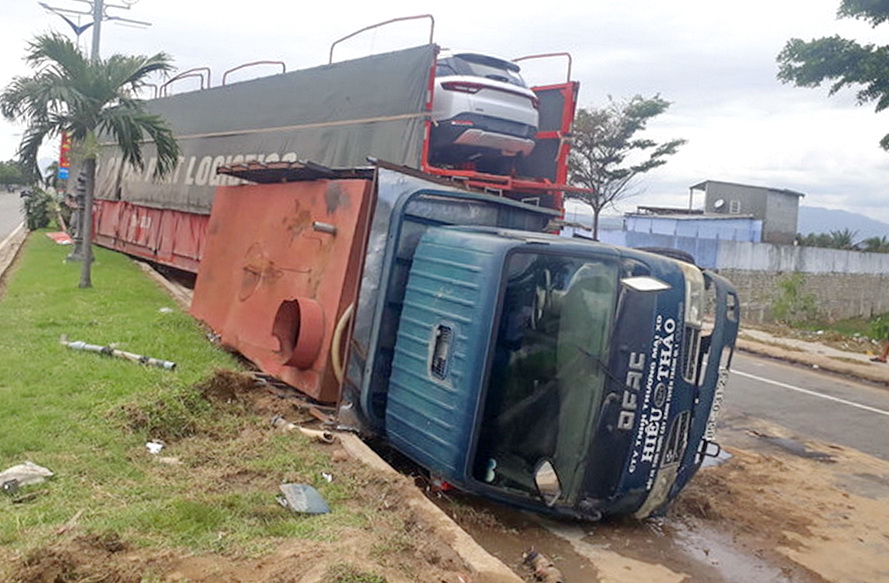 Xe đầu kéo tông xe bồn tưới cây xanh, hai công nhân bị thương nặng