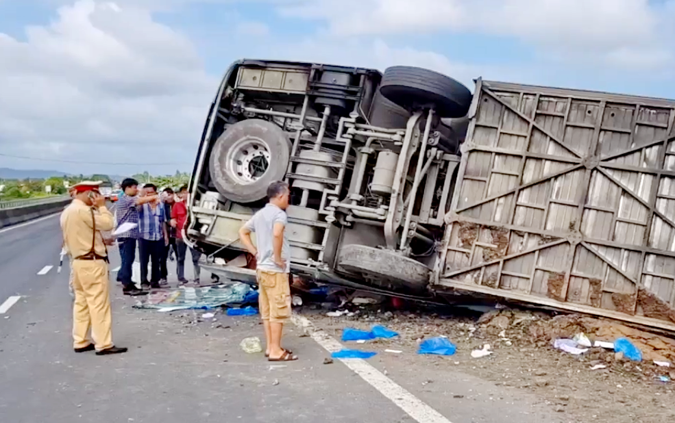 Xe khách lật nghiêng bên đường QL1A, 20 hành khách may mắn thoát chết