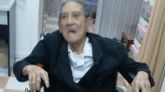 Gắp mẩu xương heo ra khỏi thực quản cụ ông 105 tuổi