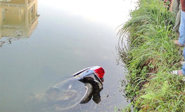 Thi thể người phụ nữ cùng chiếc xe máy dưới dòng kênh