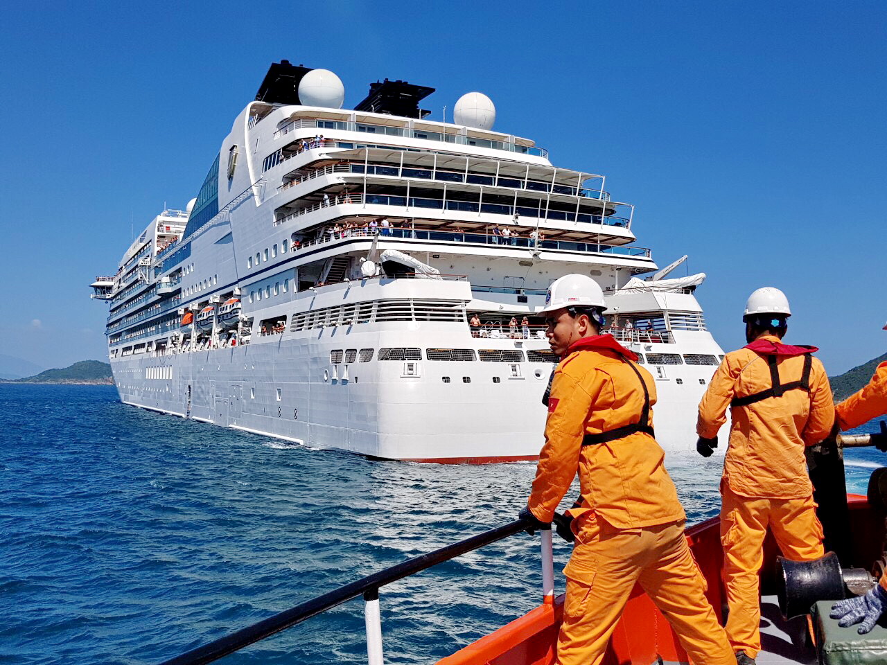 Khẩn trương ra biển cứu nạn một du khách người Mỹ bị tắc ruột