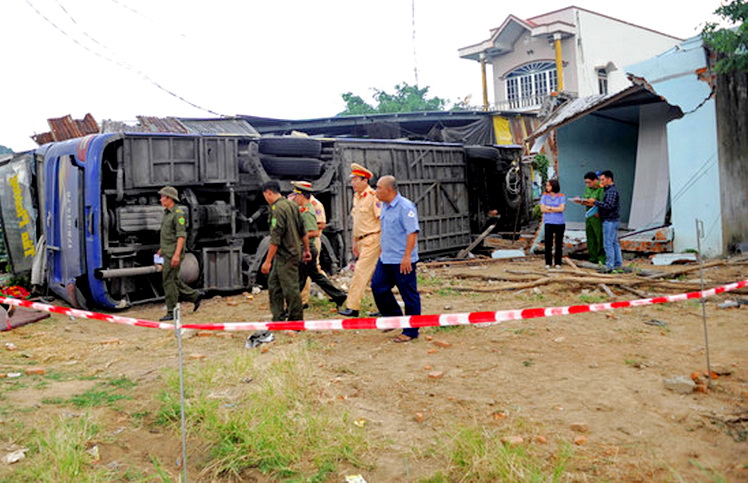               Lật xe ô tô khách giường nằm, 38 người bị thương