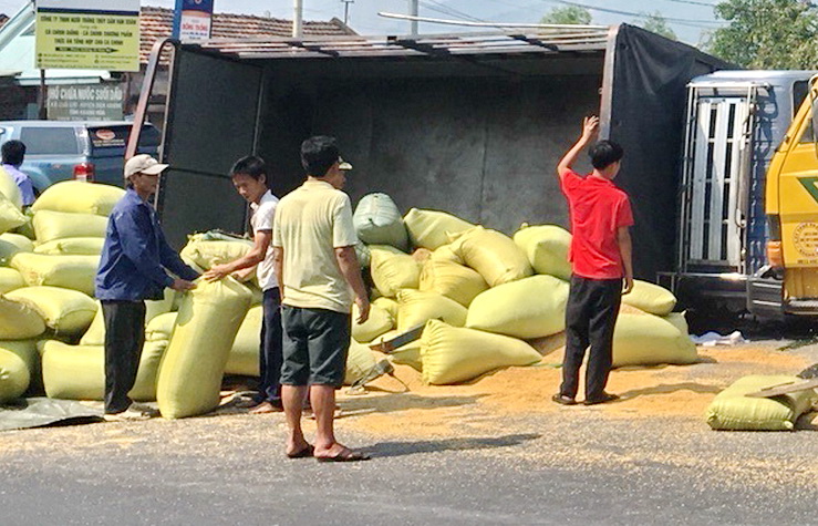 Lật xe tải chở lúa bao, một phụ nữ đi xe máy bị thương
