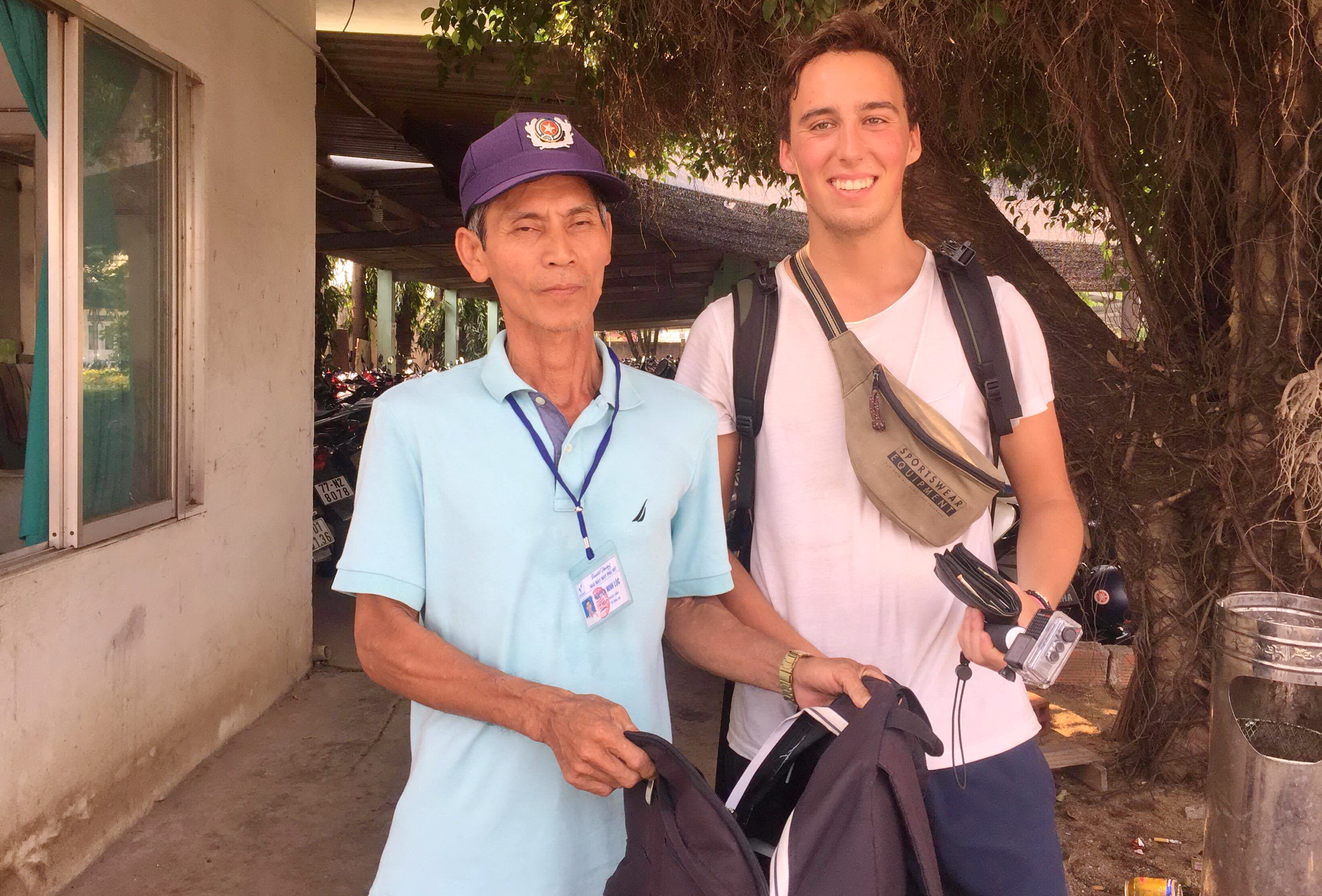 Hành động cao đẹp của một nhân viên bảo vệ với du khách nước ngoài