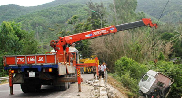 Ô tô đầu kéo rơi xuống vực sâu, tài xế may mắn thoát chết