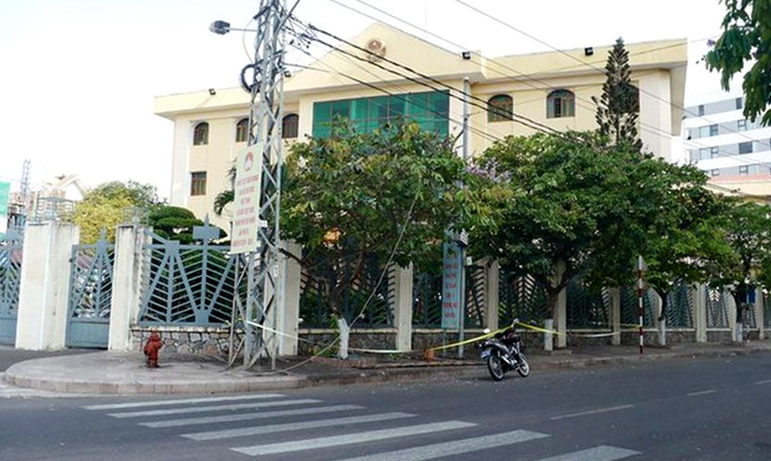 Đang treo băng rôn, người đàn ông ngã xuống đất tử vong