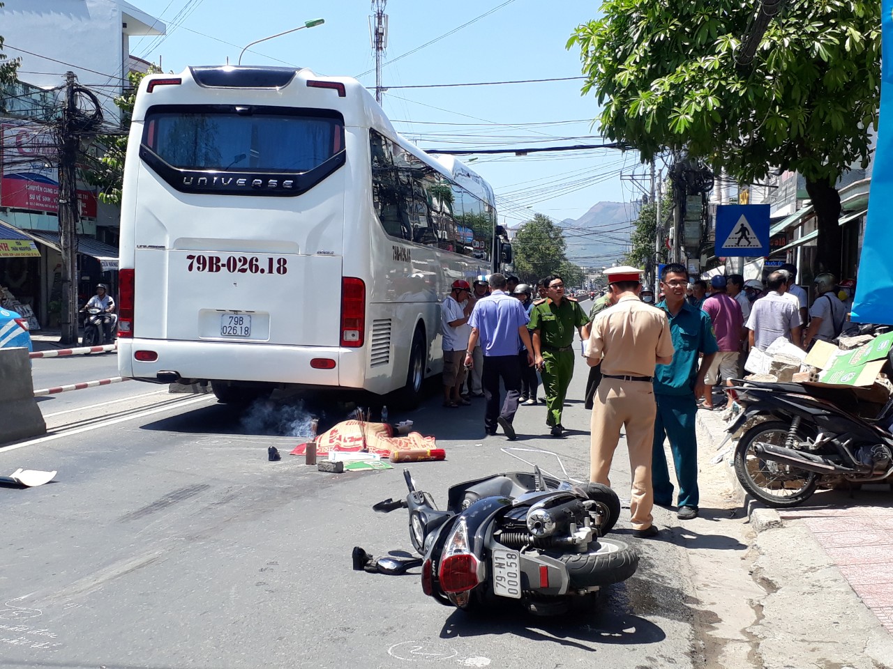 Xe khách va chạm xe máy, một phụ nữ tử vong ở Nha Trang