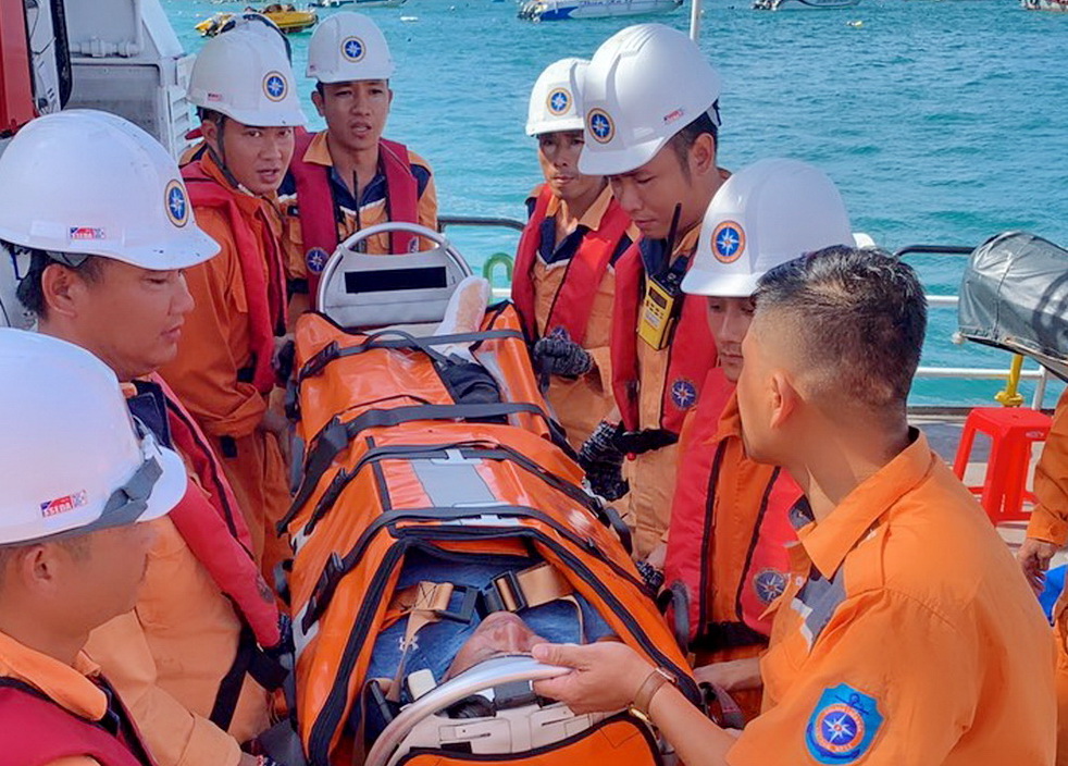 Cứu ngư dân bị tai nạn lao động khi hành nghề trên biển